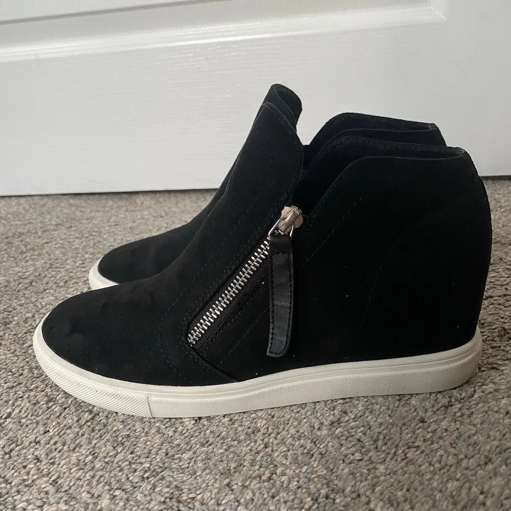 Madden Girl Hidden Wedge Sneakers Sz 8.5M Black Faux Suede Side Zip Sporty Chic